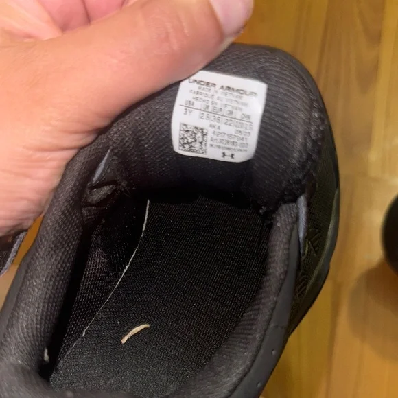 Under Armour Black Athletic Shoes Low-Top Design - Picture 4 of 4